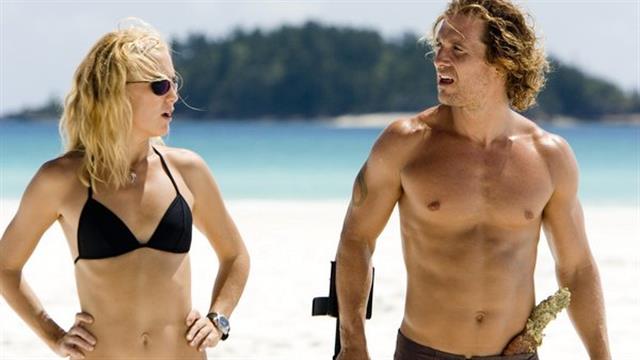 Frame del film Tutti pazzi per l'oro con Matthew McConaughey e Kate Hudson in costume sulla spiaggia 