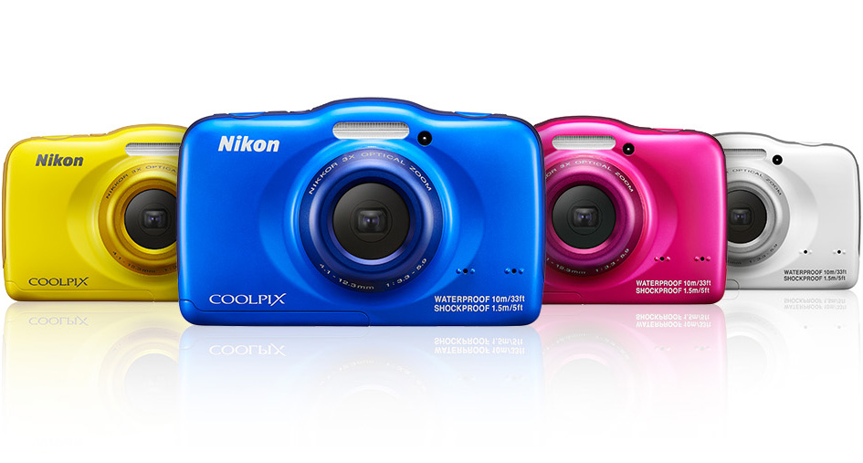 Foto di quattro Nikon Coolpix waterproof in fila, blu, gialla, fucsia, bianca